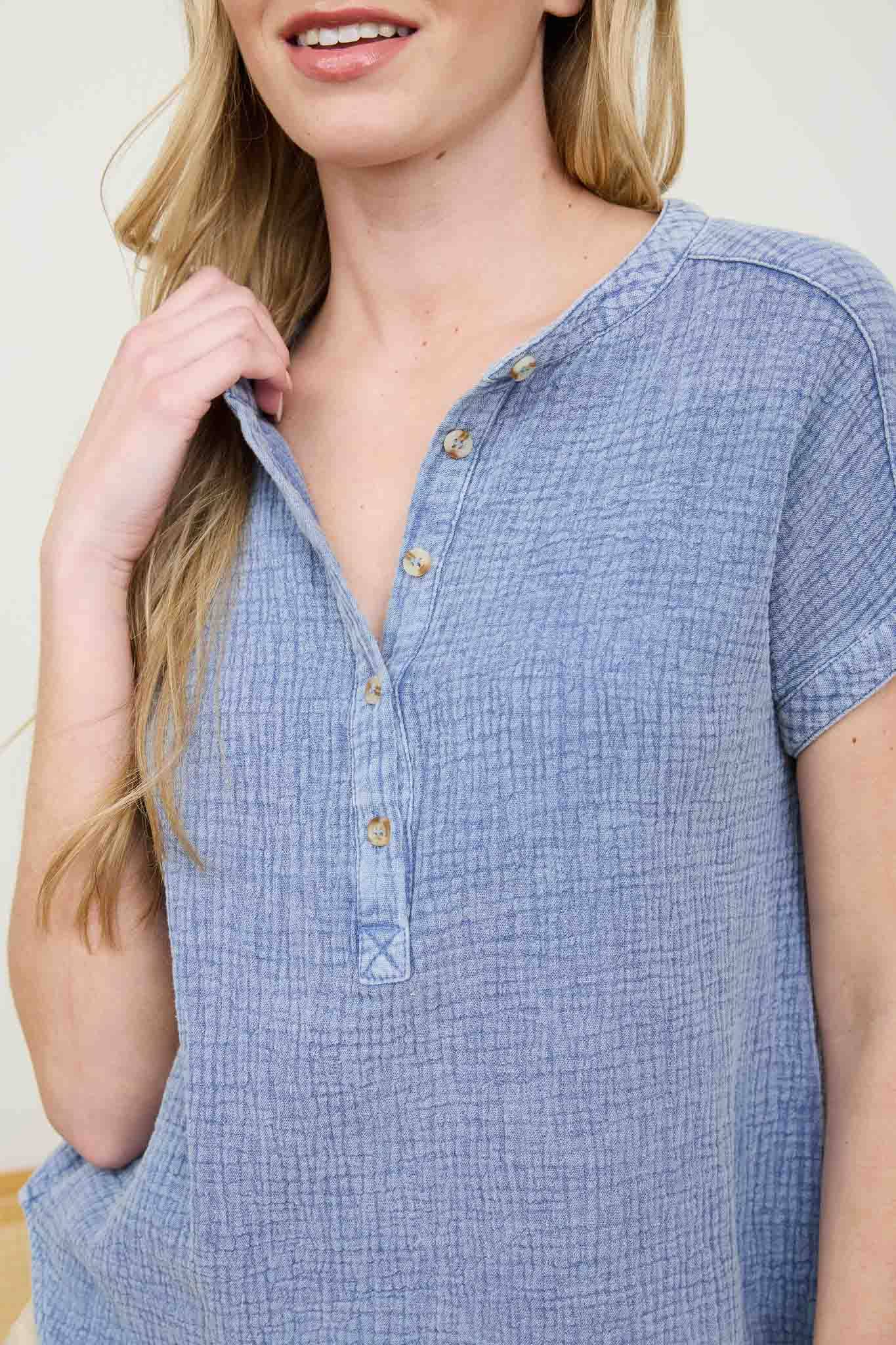 SHORT SLEEVE HENLEY CHAMBRAY TOP: CHAMBRAY