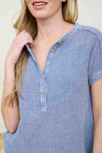 SHORT SLEEVE HENLEY CHAMBRAY TOP: CHAMBRAY