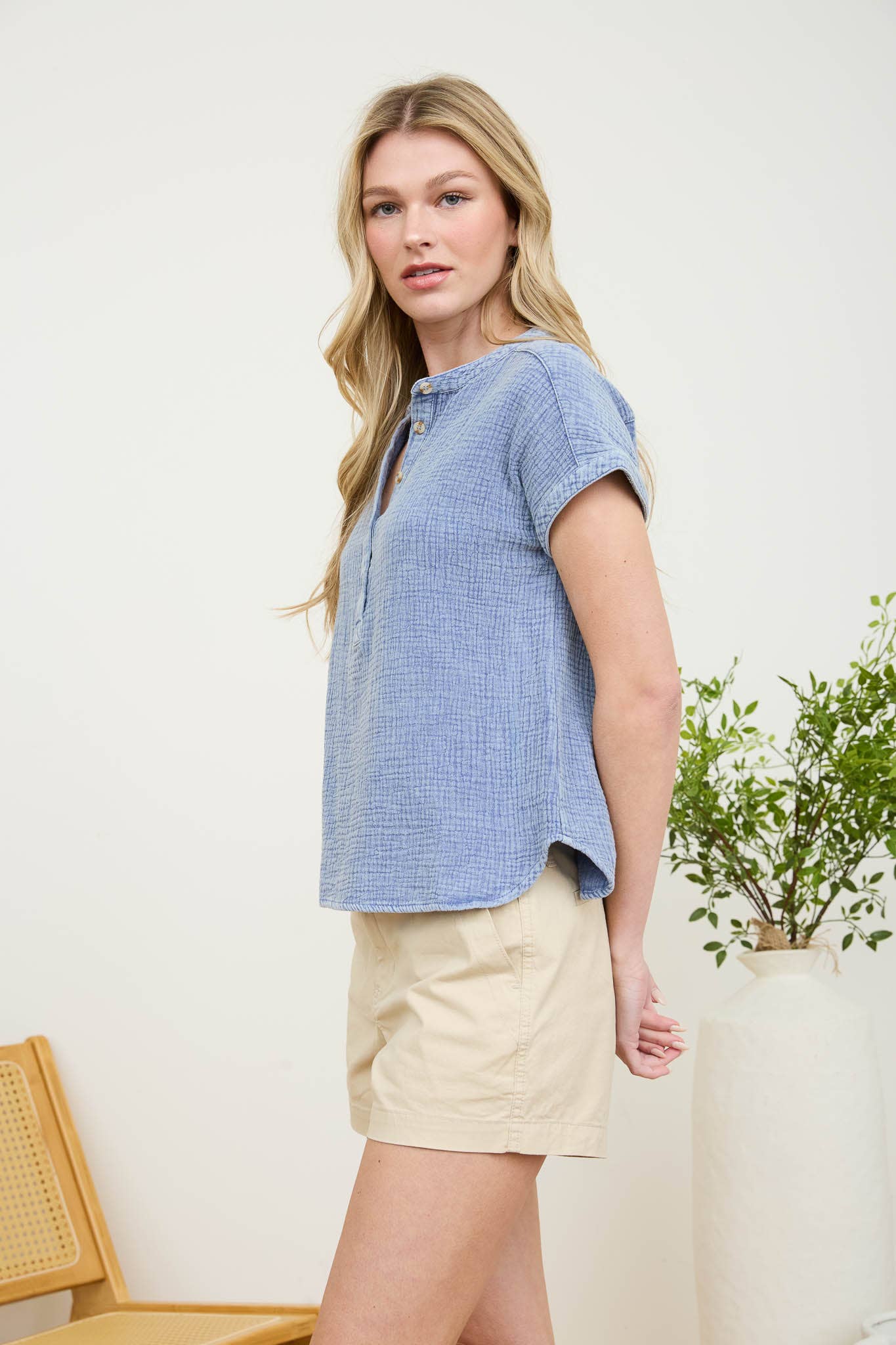 SHORT SLEEVE HENLEY CHAMBRAY TOP: CHAMBRAY